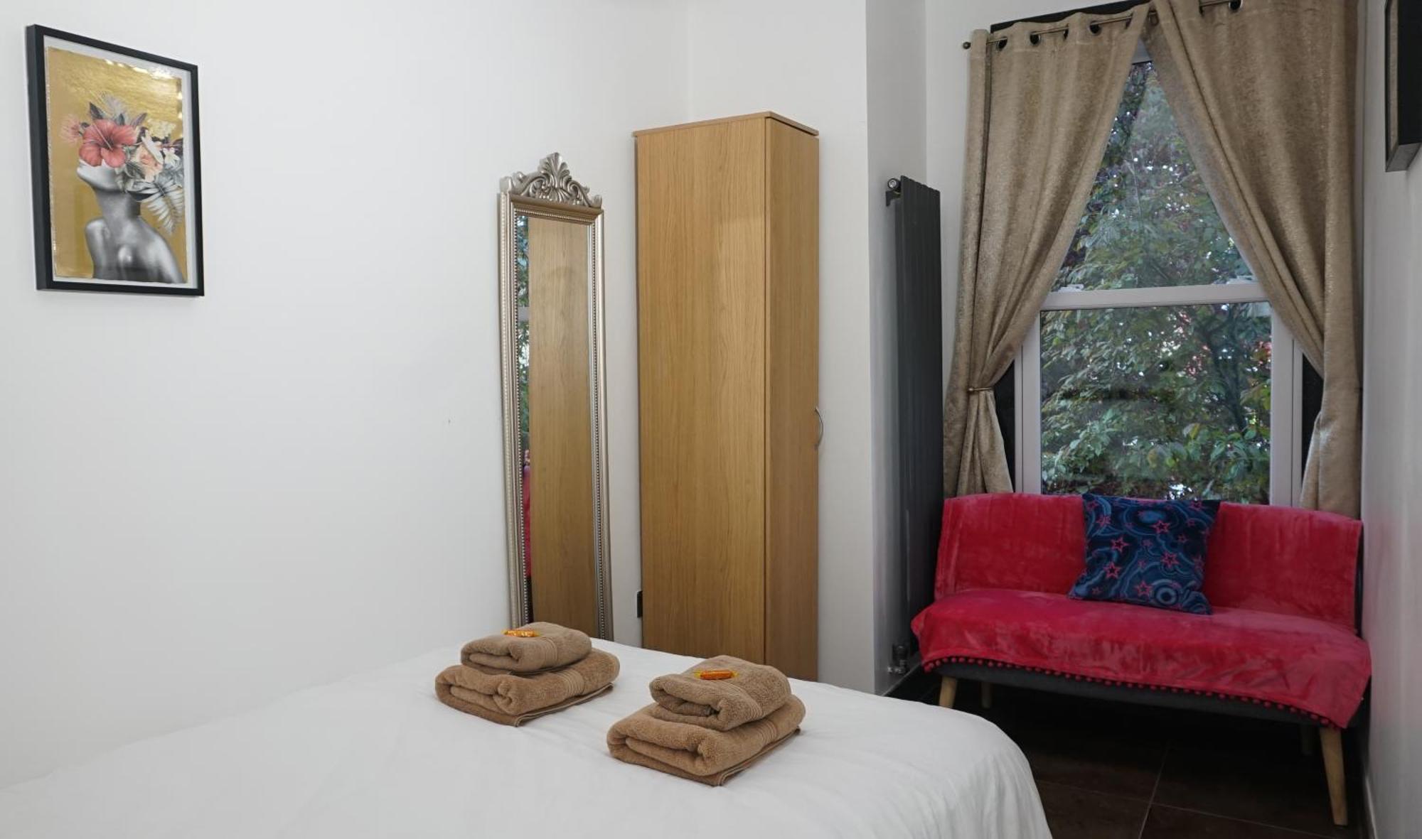 Beautiful London Home Sleeps 6, 2 Minutes To Metro Eksteriør billede