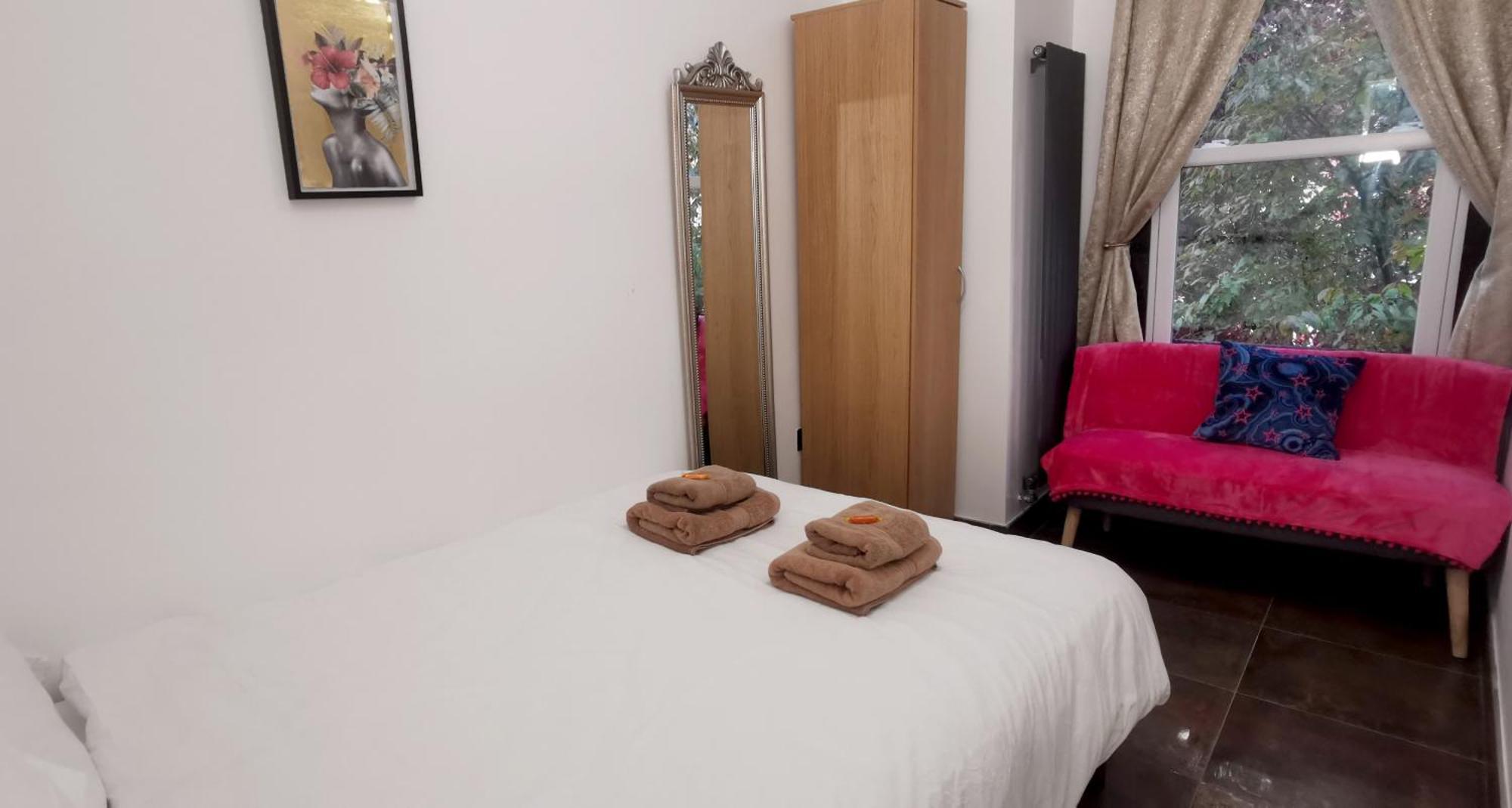 Beautiful London Home Sleeps 6, 2 Minutes To Metro Eksteriør billede